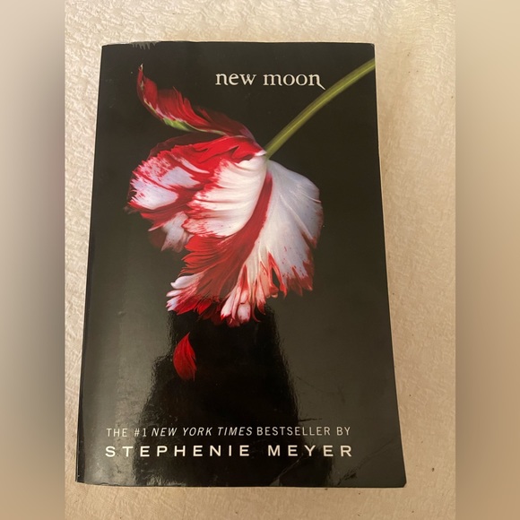 New Moon Twilight book by Stephanie Meyer - Picture 1 of 4